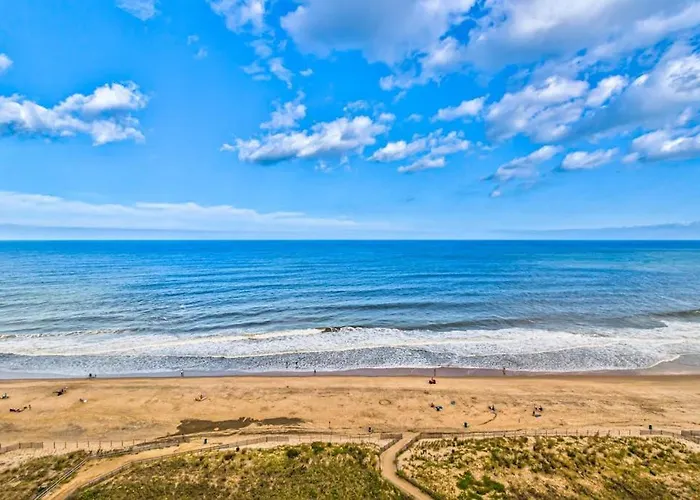 Adorable Beachfront With Balcony Incredible Views Pools & Game Holiday home